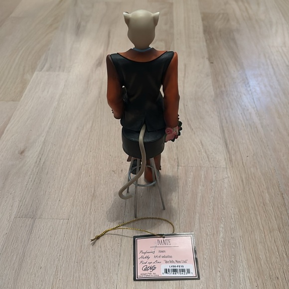 NIB Margaret Le Van Alley Cat Figurine Dante Amore Male with Flowers - Picture 3 of 7